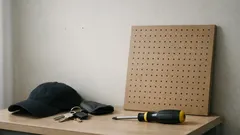 Pegboard på gipsvägg i hyresrätt: väggförvaring som monteras med små stift