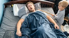 Sover du lite på vardagar och försöker ”sova ikapp” på helgen? Här är vad som händer med kroppen