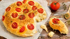 Hemgjord focaccia: så bakar du ett väldoftande italienskt bröd med krispig skorpa och mjukt inkråm