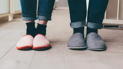 Är du säker på att tofflor är bra? Här är vad som händer med dina fötter om du bär dem hela tiden