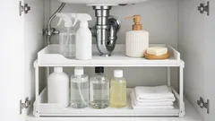 Så får du två hyllplan under tvättstället med en utdragbar hylla som går runt rören