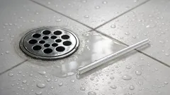 Sugrörstricket som rensar duschavloppet från hår på några minuter